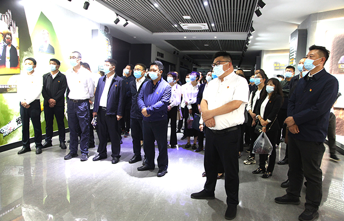 警示廳參觀(guān)小2.jpg