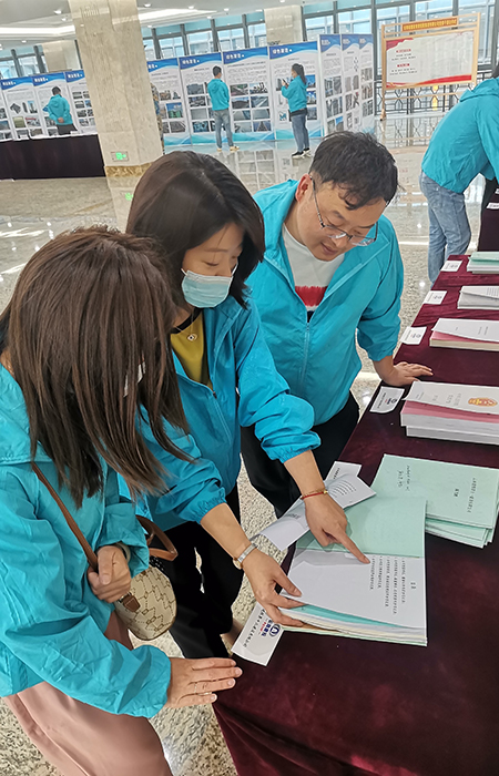xiao 認真學(xué)習、翻閱新《安全法》15.jpg